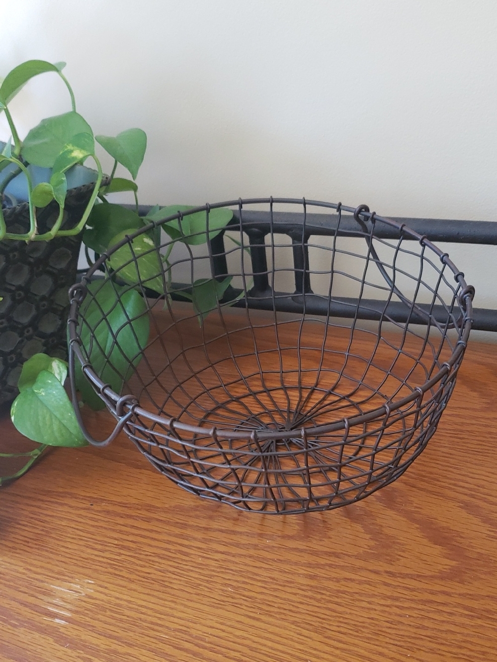 Farmhouse Chic Rustic Brown Wire Basket With Handles 9 3/4" Diameter